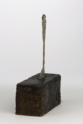 Fondation Giacometti -  Figurine sur grand socle