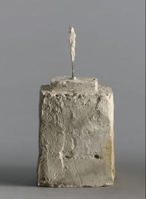 Fondation Giacometti -  Petite figurine sur double socle